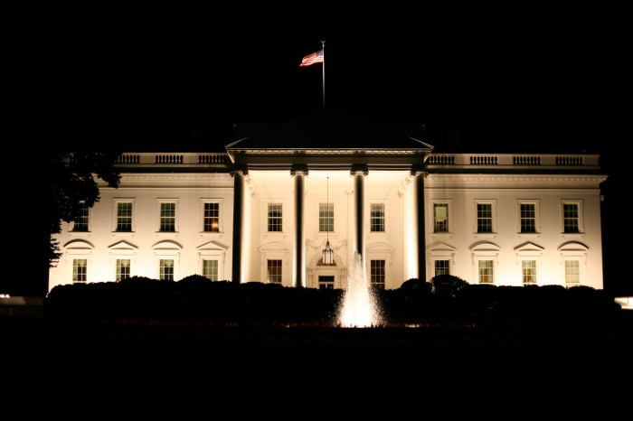 the_white_house_at_night